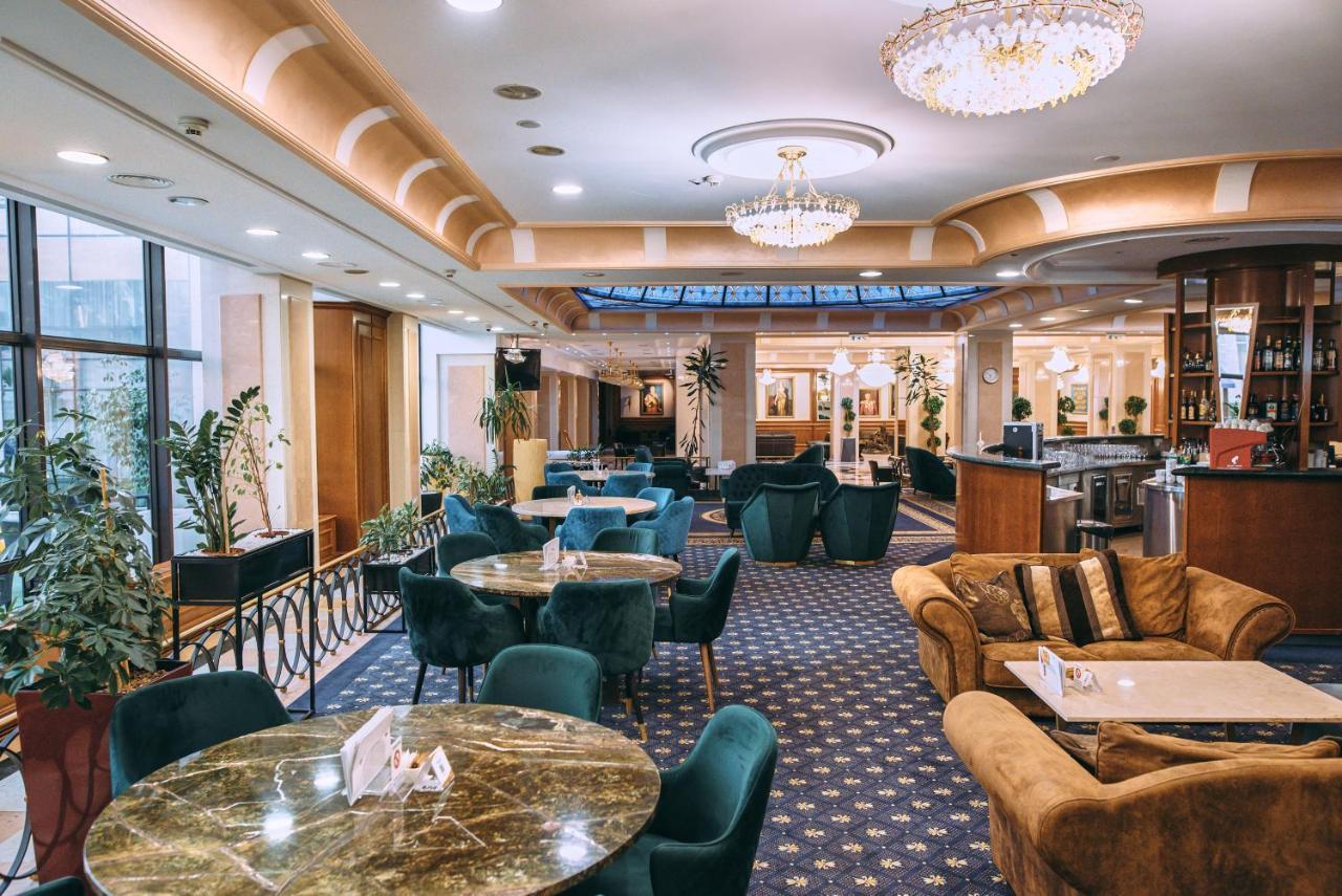 A Hoteli - Hotel Izvor Arandjelovac Exterior photo Lobby