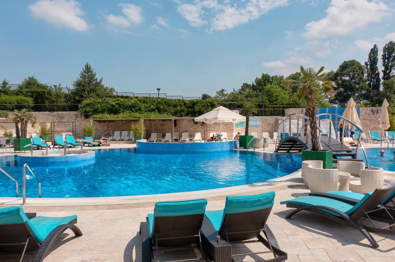 A Hoteli - Hotel Izvor Arandjelovac Exterior photo The swimming pool at the hotel