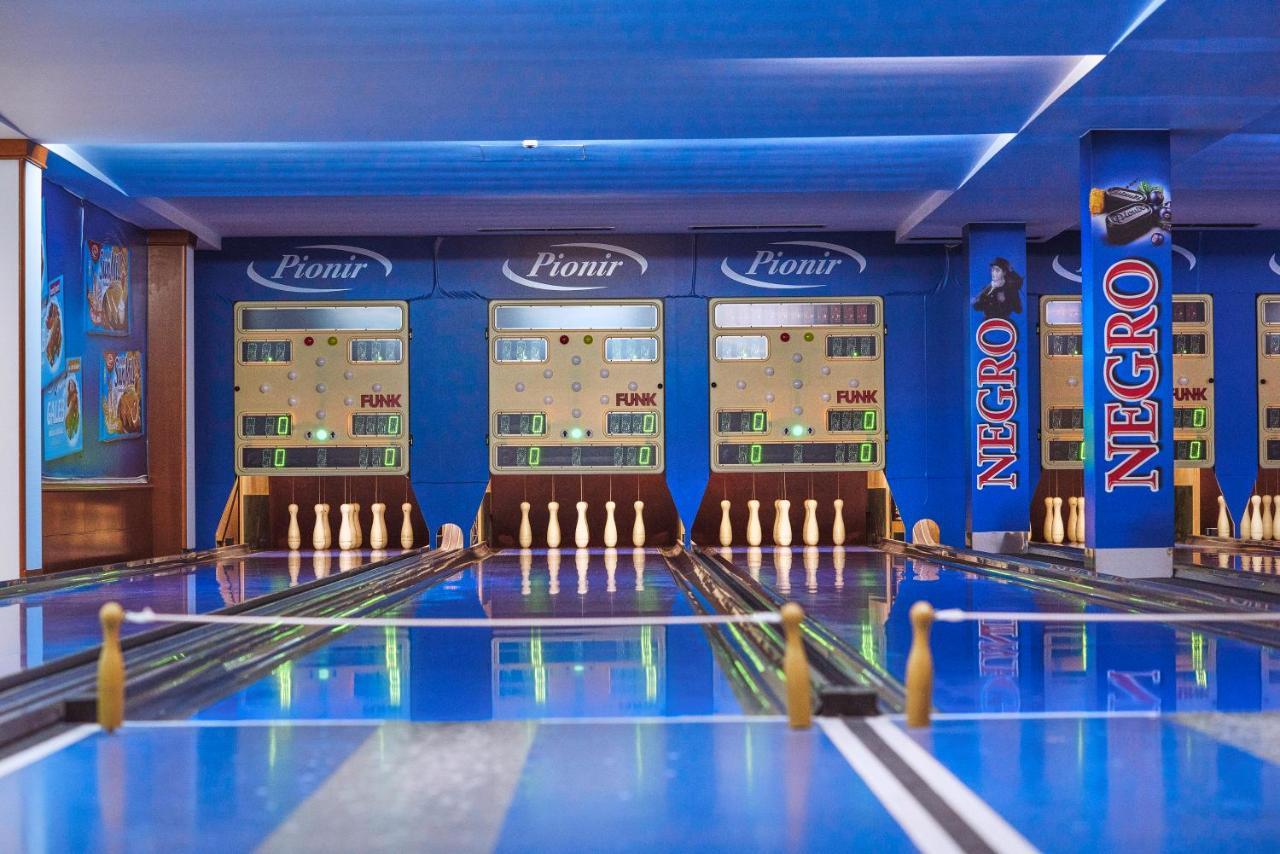 A Hoteli - Hotel Izvor Arandjelovac Exterior photo Bowling at the hotel