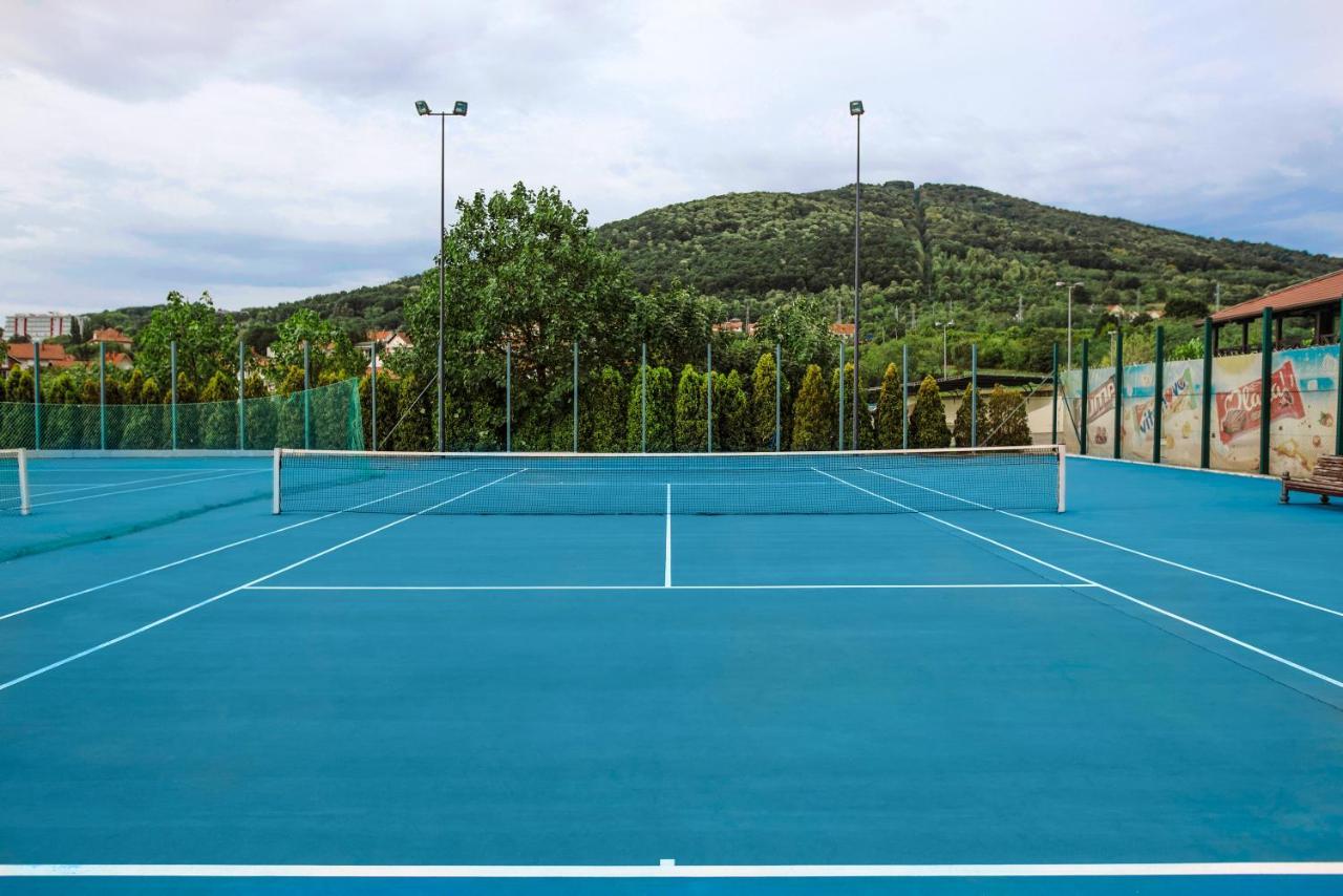 A Hoteli - Hotel Izvor Arandjelovac Exterior photo Tennis court