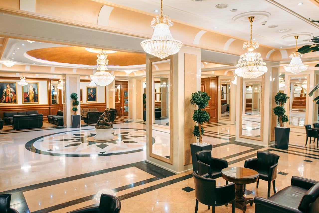 A Hoteli - Hotel Izvor Arandjelovac Exterior photo Lobby
