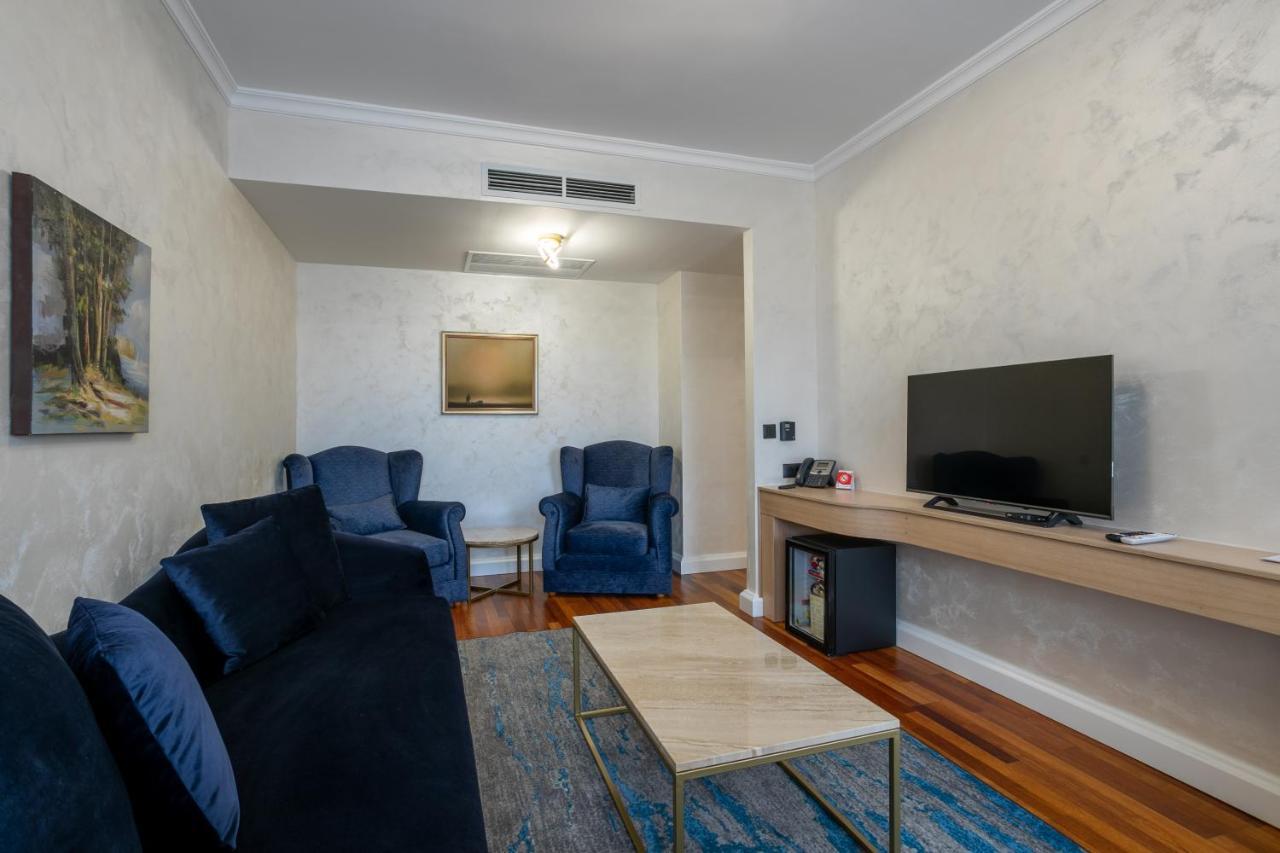 A Hoteli - Hotel Izvor Arandjelovac Exterior photo A living room at the hotel