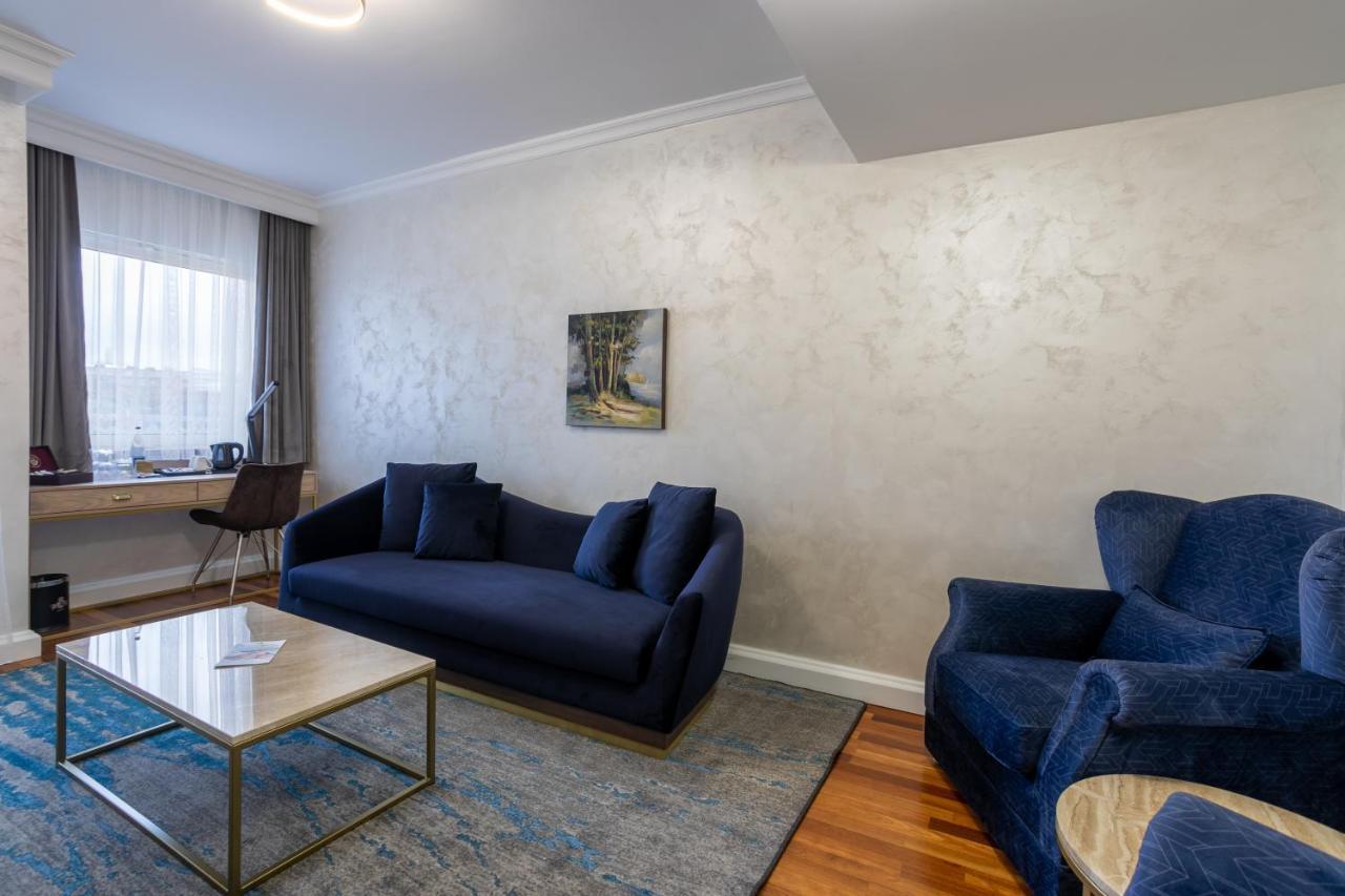 A Hoteli - Hotel Izvor Arandjelovac Exterior photo A living room with a sofa and a coffee table